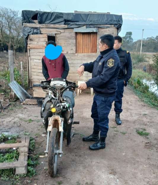 Atraparon a menores desarmando una moto robada en el barrio Centenario
